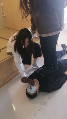 【吴迪】双素人姐妹调教骑马/踩踏/闻舔脚 bf22524