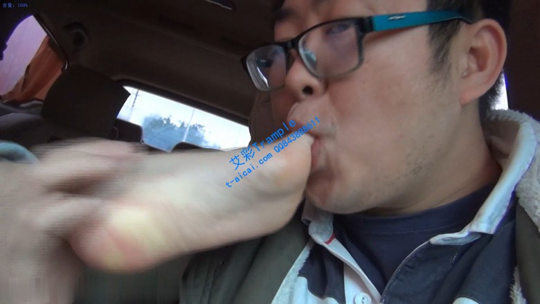 车上舔紫色指甲嫩足