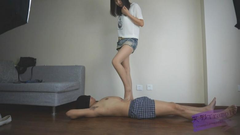 『依玲公主』-残虐肚子，踩虐肠子，内脏