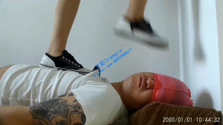 长腿女神帆布鞋踩踏肥仔