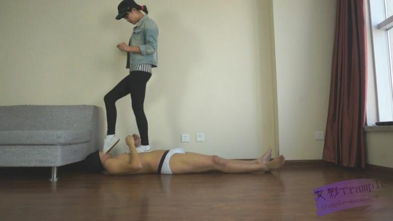 『依玲公主』原味脏脏运动鞋-舔脏鞋，闻鞋内和袜子，踩踏蹂躏