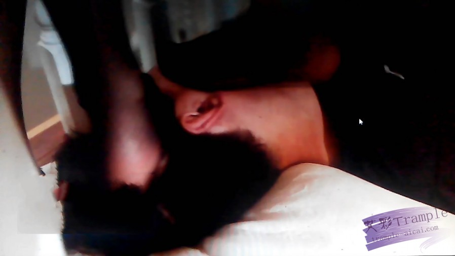 霸踩天下出品 碎花裙&百褶裙黑丝踩足球男