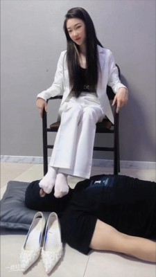 初柒臭丝脚女教师白丝高跟踩踏学生闻舔脚-女教师仿岛国剧情职业装调教 YC-220710-3
