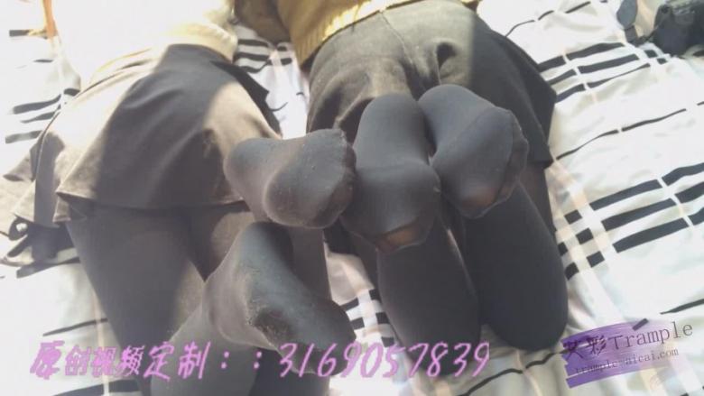 【精品典藏】双人妹子运动后马丁靴厚丝袜汗湿脚底记。