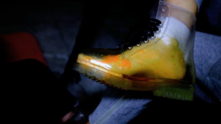 【惑心】极品靴子里榨汁吸管直接喝