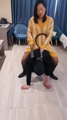 【冷御女王】长靴黑丝强迫老公做狗 bf22724