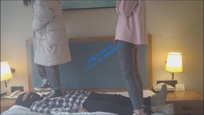 【小彤双人踩踏】和篮球姐姐在哥哥身上玩耍 YC-200109-5