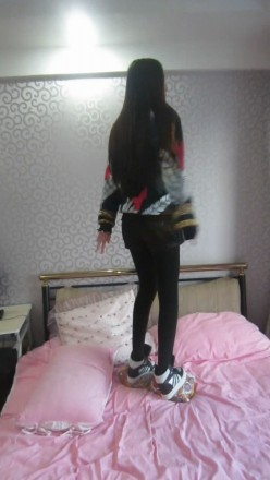 气质绝美长腿美女高帮休闲鞋踩枕头，换鞋大秀美腿