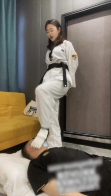 【LAPAPA】初六40码大脚跆拳道疯狂脚耳光强迫贱货舔脚 大脚踹扁贱狗 YC-220804-4