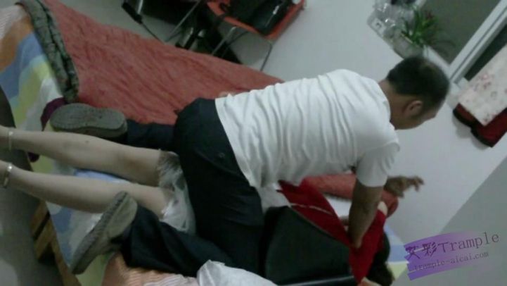 美少女惩治暴力男.