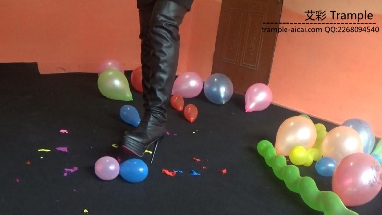 黑丝靴子踩气球2