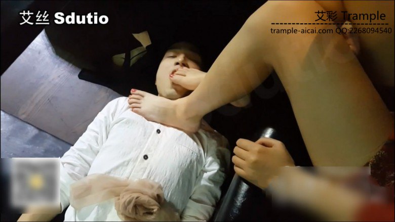 扶桑S酒吧一边秀足一边调教,语言非常有趣