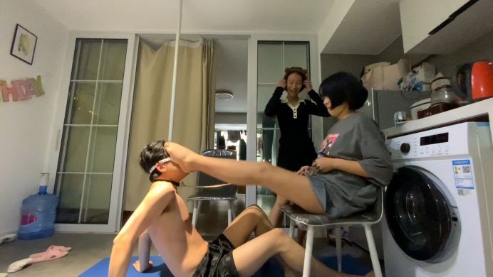 精神小妹超短裙暴虐-真实校园小太妹的疯狂踩踏踢裆吃袜子羞辱 YC-220505-9