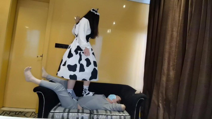 【小鹿】奶牛萝莉裙+奶牛棉袜，踩脸踩裆散散步