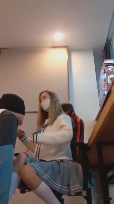 【重庆柠檬s】小白鞋过膝袜暴力揍18岁学生狗 bf10144