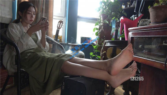 4K KM 大学生穿人字拖秀美脚,脚趾纤细超美,脚底有点脏,自然~