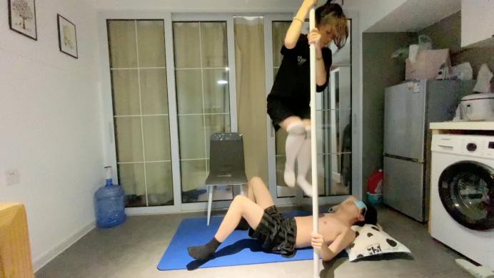 【萝莉酱】足球健将小玉首调 穿了半个多月没洗的脏袜子蹦跳踩踏闻舔臭脚