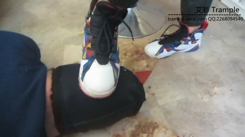 篮球长腿美女aj脏篮球鞋踩踏喂食语言羞辱