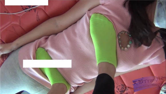 甜儿公主绿棉袜虐踩LULU肚子和脸蛋 G-NV-108