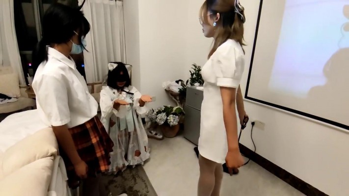 【00后蕬小乃】双人骑乘女M，闻舔丝袜脚 YC-211028-3