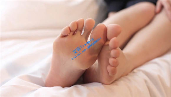 黑丝小白鞋美足