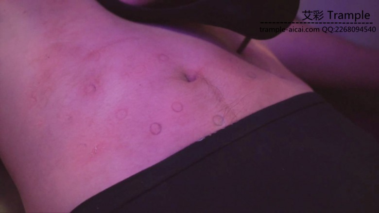 歆玥洛芸双s暴力踩踏毯子