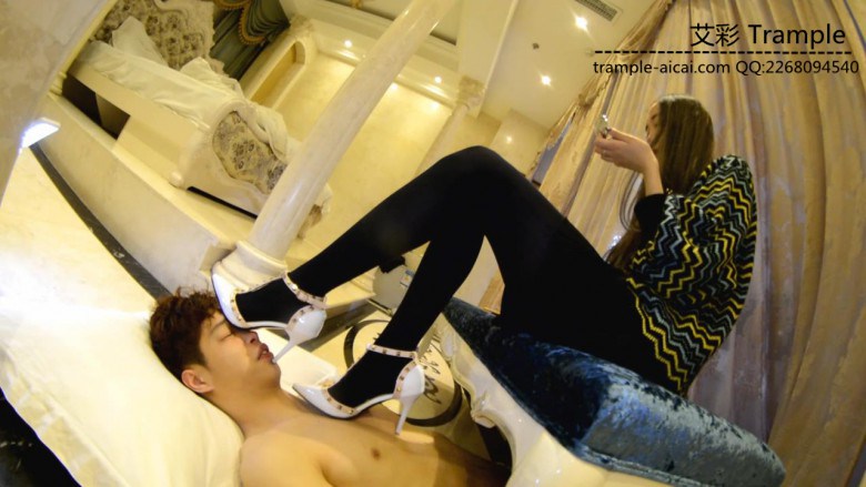 『奴隶岛』—萱萱无情踩刺脚垫