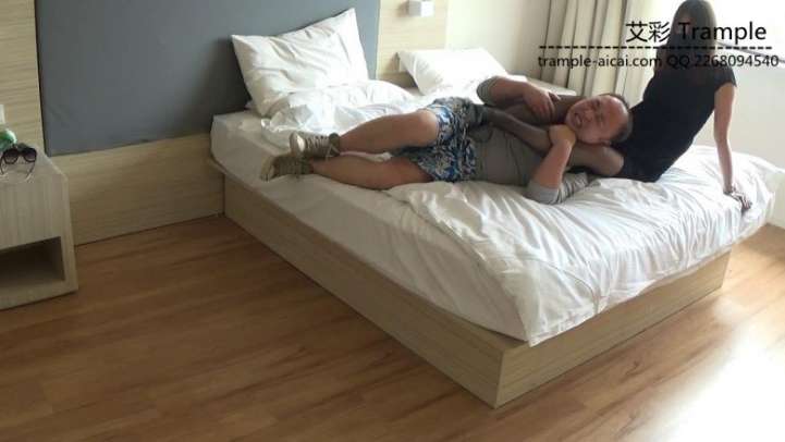 好色房东偷吻女租客内衣遭虐打