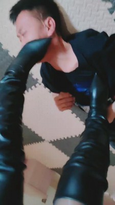 【魅影女神】长靴踩乳碾压 bf18837