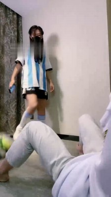 【若依】诱惑-足球宝贝踢踹黑鬼【完整版】 bf21525