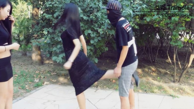 美女公园教闺蜜踢裆虐蛋（有花絮） 180624-6