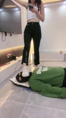 【初见S】小白鞋踩踏口水牛奶重口味恋足羞辱贱狗 bf19889