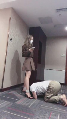 【小野】被酒吧陪酒小妹当狗虐 bf11792