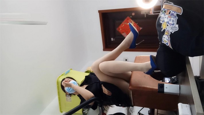 【婧児小主】婧児全语言肉丝蓝高跟调教羞辱脚下的贱狗对虔诚的膜拜者的恩赐