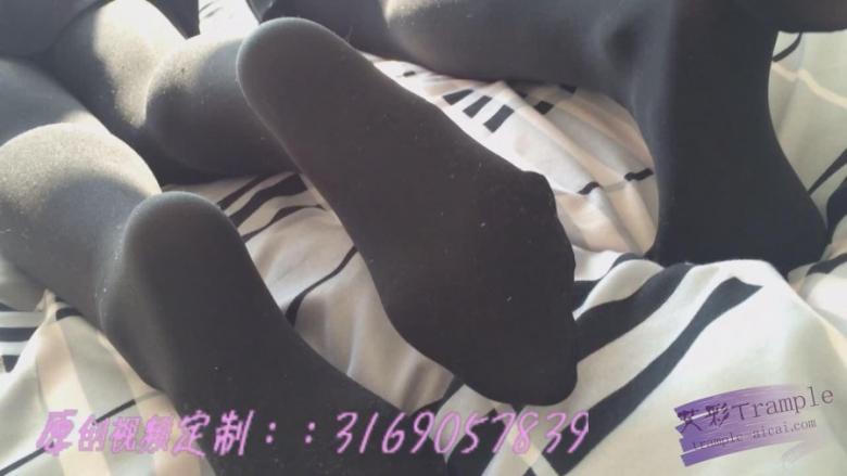 【精品典藏】双人妹子运动后马丁靴厚丝袜汗湿脚底记。