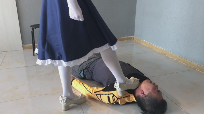 洛丽塔美女踩踏调教 YC-220309-4