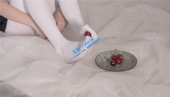 性感白丝踩樱桃