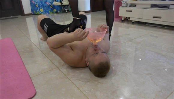 【冷柔】性感高跟踩踏嘴含圣水的贱狗