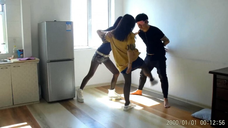 双S狂踹男M臭丝脚呼脸