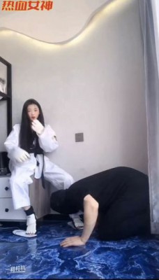 18岁绝美女学生s跆拳道暴力美脚踹烂贱M狗裆-18岁学生S跆拳道踢裆调教 YC-220429-5