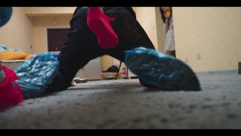 洛芸睡衣无作假暴力踢裆