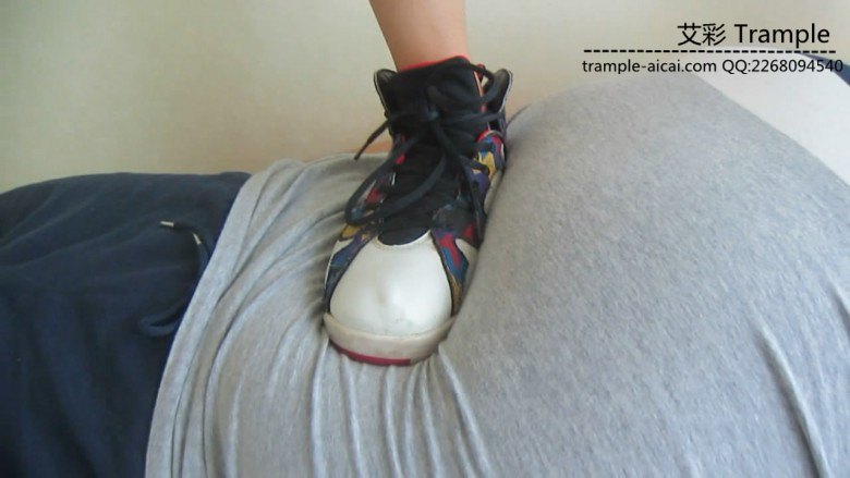 篮球aj7长腿美女脏篮球鞋暴力踩跺