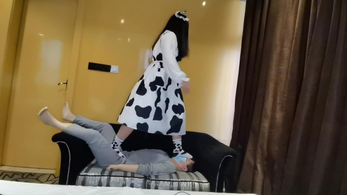 【小鹿】奶牛萝莉裙+奶牛棉袜，踩脸踩裆散散步