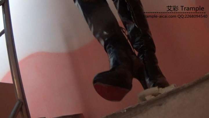 模特小沐漆皮靴物体粉碎 [