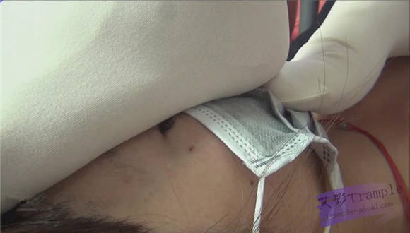 女女：lulu性感着装丝袜脚踩踏甜儿，蹂躏脸胸部 G-NV-114