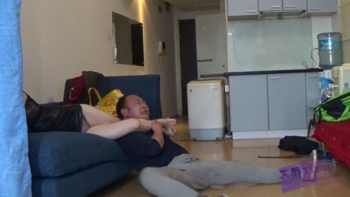 莉莉漆皮短裙金九虐打出血