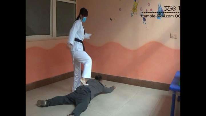 跆拳道美女防狼演练.