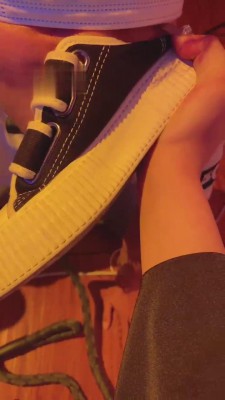 【不知名美女】强制贱狗闻臭脚臭鞋 bf12052