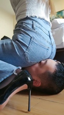 【合肥七颜】丝袜脚窒息+踩踏 bf19688