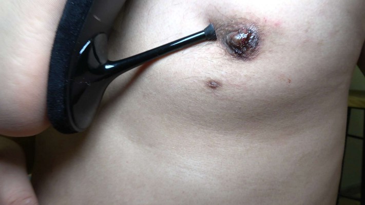 【彼岸花】高跟踩烂贱货的乳头